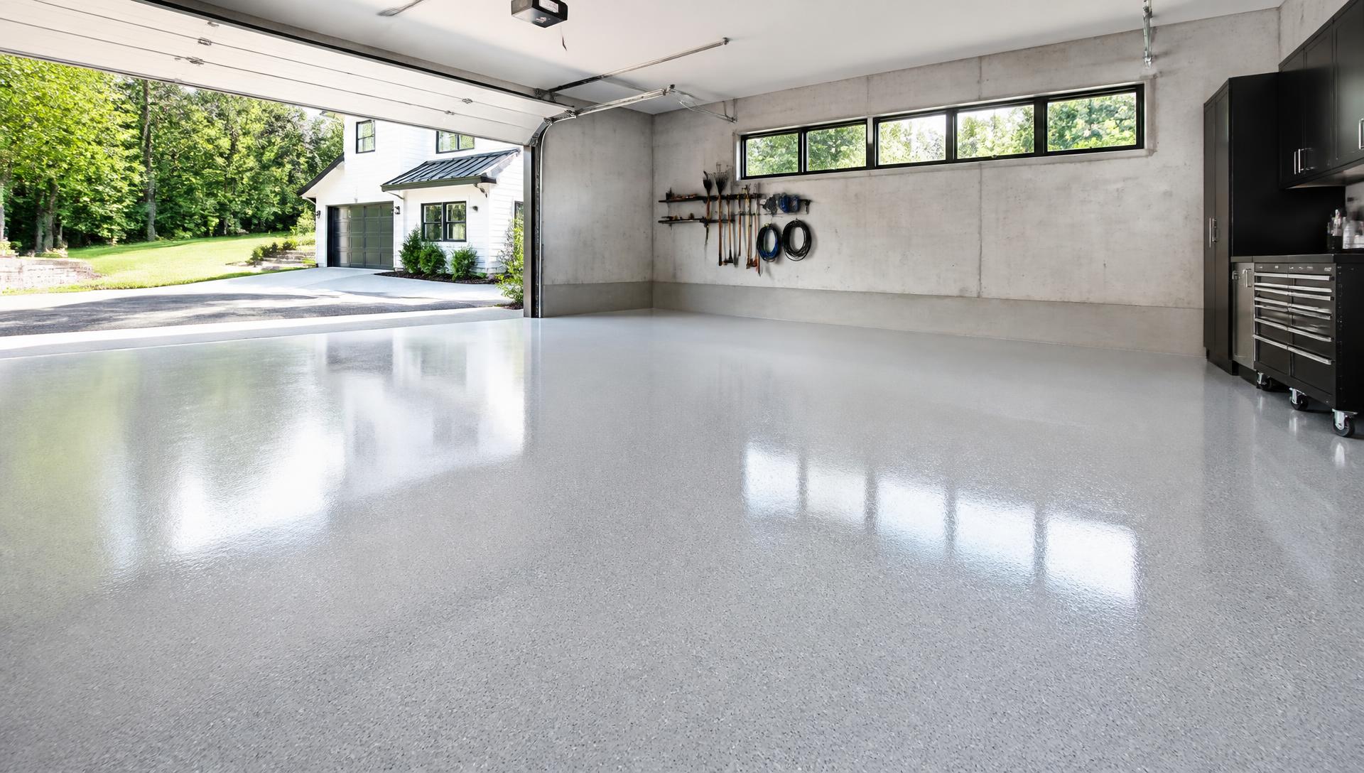 Plancher de garage recouvert d'un revêtement époxy lustré
